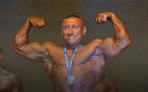 Звёздный украинский бодибилдер выступил под русский рэп. У него отняли медаль