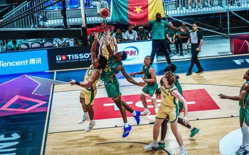 Эталон идиотизма. Камерунец забил роскошный данк, но команда не оценила