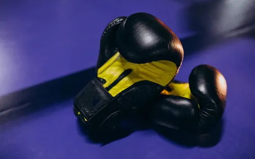 Безумный боксёр жестоко избил коллегу из-за спора в сетях. Его сын снимал всё на камеру