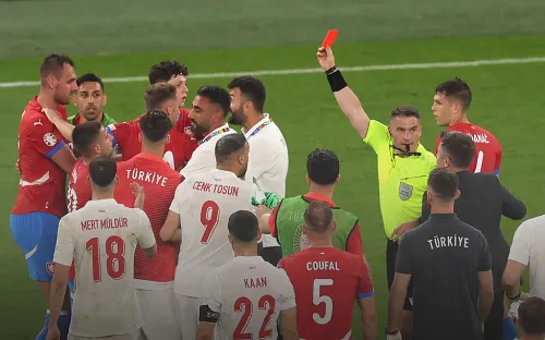 Новый рекорд Евро. Матч Чехия – Турция стал самым «грязным» в истории турнира