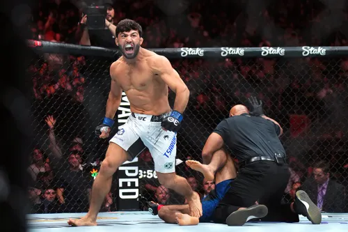 Царукян сокрушил американца за минуту. На очереди Махачев?