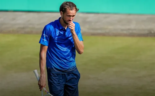Медведева уже «выносят» из турнира ATP-250. Даниил сенсационно проиграл 87-й ракетке мира