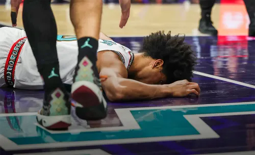 Новичка НБА увезли на носилках после жуткого столкновения. Команда молилась за него