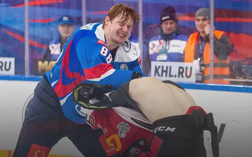 Хоккеист «Лады» во время драки раздел соперника. Зрители аплодировали стоя