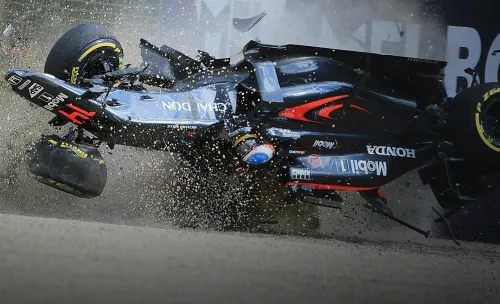 Машина Алонсо перевернулась на 540 градусов. Мельбурн едва не похоронил карьеру легенды