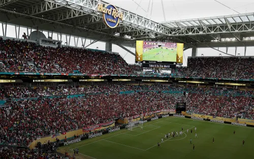 Стадион наполовину пуст или…? Футболисты на КЧМ сами рекламируют свои матчи