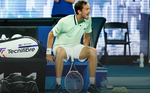 «Ты тупой? На вопрос ответь!» Медведев сорвался на судью из-за отца соперника