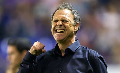 Разврат в раздевалке. Тренер из топ-лиги поразил игроков непристойной выходкой