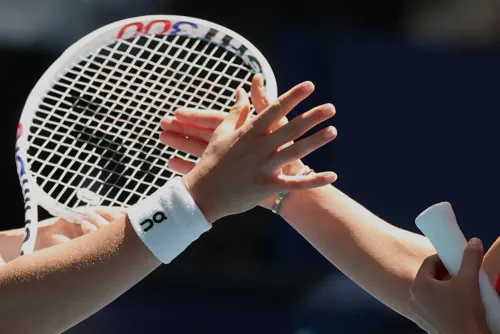 Даже отец осудил. Юную украинку травят за рукопожатие с россиянкой