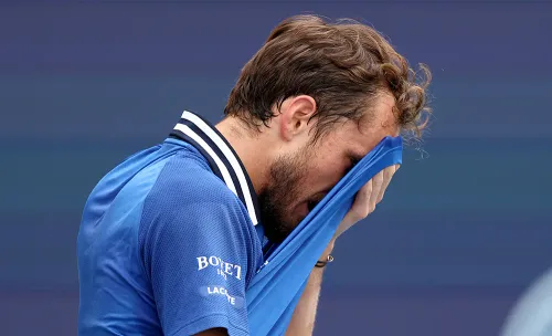 Медведев в пух и прах проиграл Синнеру. С такой игрой в финале делать нечего