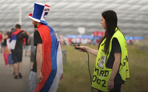 «Мы не откажемся от российского флага». Фанат выдал наш триколор за… сербский