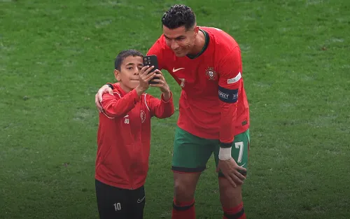 Роналду — Санта Клаус, Месси — священный Грааль. Преображение португальского идола