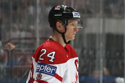 Олимпийского чемпиона выкинули из НХЛ. Вероятно, он переспал с матерью одноклубника