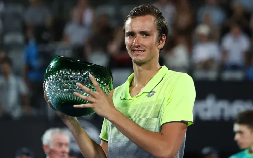 Медведев завоевал долгожданный титул в Австралии. Но за победу пришлось извиняться