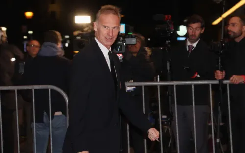 Гашек требует уволить россиян из НХЛ. Комиссионер лиги игнорирует русофоба