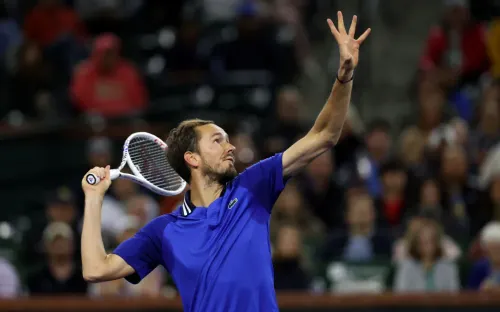 Медведева ослепил мигающий прожектор. Но Даниил всё равно разгромил крепкого испанца