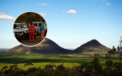 Мужчина влез на священную гору и застрял. Его спасали альпинисты и парамедики