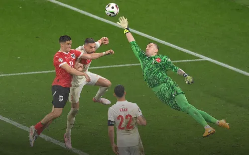 Спасение на последних секундах. Вратарь сборной Турции бросил вызов португальцу