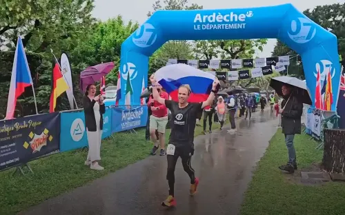 Русского бегуна лишили ультрарекорда. Причина – флаг России, с которым Иван финишировал