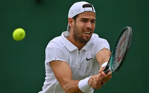 Хачанов выиграл российское дерби Уимблдона. Это его первая победа на траве за 749 дней 