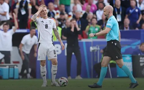 Скандальное судейство на Евро. Арбитр не назначил пенальти за игру рукой