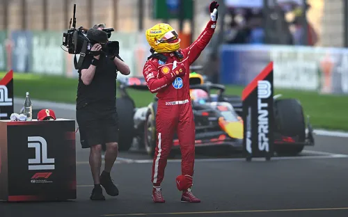 Первая пошла! Льюис Хэмилтон добыл дебютную победу за Ferrari