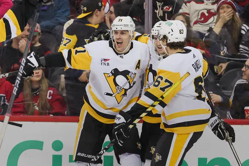 Играет для родителей! Три очка Малкина вернули «пингвинов» в гонку за плей-офф