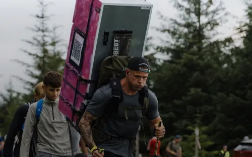 Нёс горе на спине. Британец прошёл 112 км с холодильником и сдержал обещание умершей жене