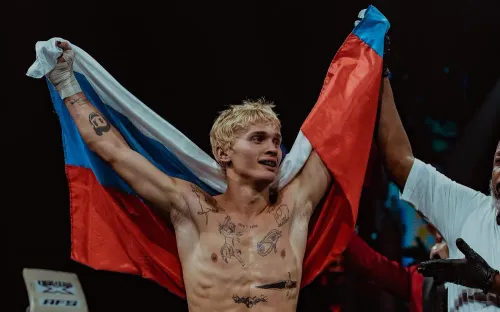 Даня Милохин спел российский гимн перед боем. Соперник из Индии не продержался и раунда