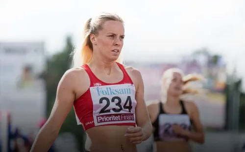 «Я – чемпионка». Финишировавшей второй бегунье угрожали за непризнание победы трансгендера