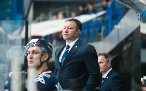 На тренера клуба КХЛ напали гопники. Он дал отпор и заставил их извиняться