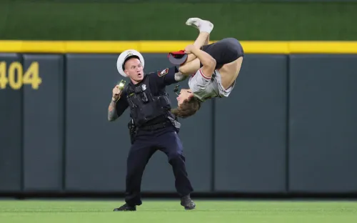 Сальто под электрошокером. Охранник на стадионе жёстко нейтрализовал фаната