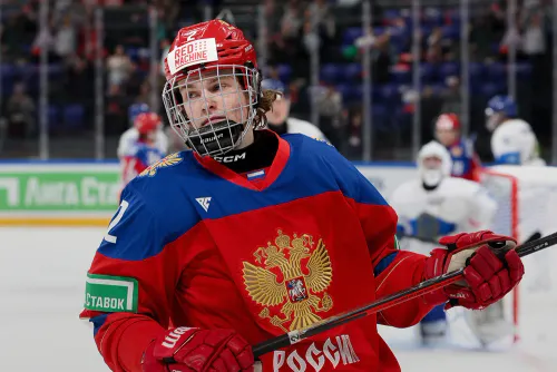 «Папа болел за ЦСКА, а я играю за «Спартак». Юный хоккеист умело строит карьеру в России