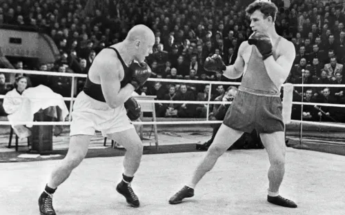 Русский боксёр стал героем войны. Расправился с группой врагов и спас командира