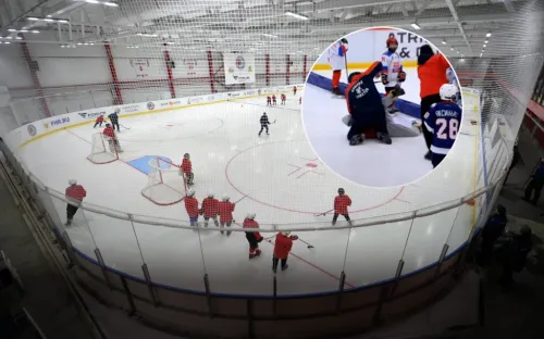 Тренеры устроили жёсткую драку во время матча. Юные хоккеисты в шоке продолжали игру