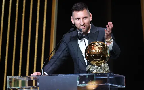 Никакого секрета здесь нет. Месси уже некуда ставить золотые статуэтки
