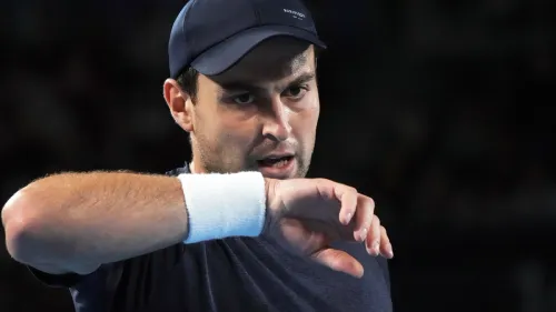 Не справился с давлением и сломал ракетку. Россиянин уступил американцу в финале