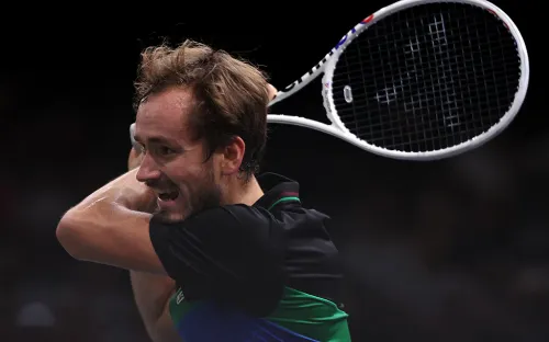 Медведев разнёс все ракетки и играл сломанной. И всё назло парижской публике