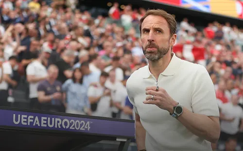 Тренер англичан не справляется с командой. Его работу высмеивает даже пиццерия