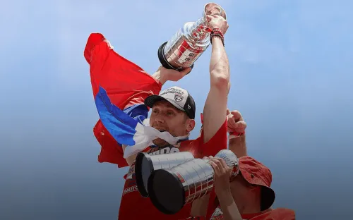 Искупался в океане, показал триколор и принял лучи славы. Флорида фанатеет от Бобровского