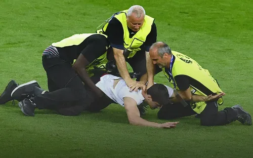 Жестокое избиение фаната толпой. Неоправданное насилие стюардов на матче Евро