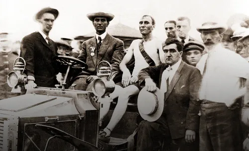 Марафонцы воровали фрукты, ели стрихнин и боролись с пылью. А лидер вовсе доехал на машине