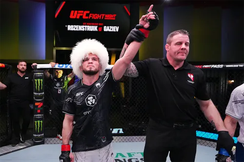 Брат Хабиба улетел в нокдаун. Но добился уверенной победы