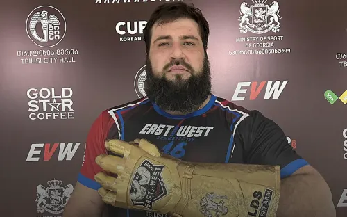Чемпионские мозоли. Русский богатырь одной левой забрал золото ЧМ в Тбилиси