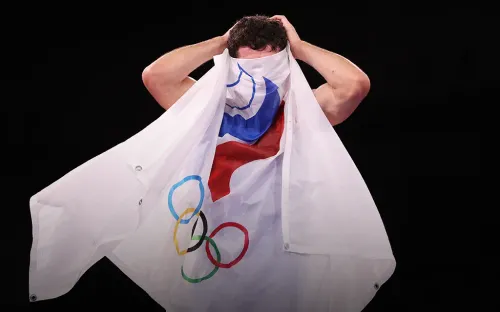 На Игры-2024 могли поехать молодые борцы. Но Федерация вцепилась в звёзд