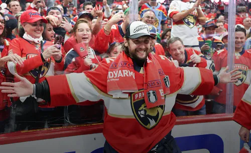 Скандировали имя Боба и развернули российский триколор. Америка рукоплещет нашему гению