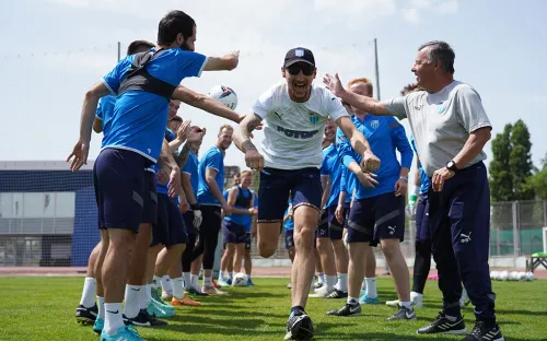 478 километров на велосипеде ради команды. Болельщик «Ротора» помог клубу спасти сезон