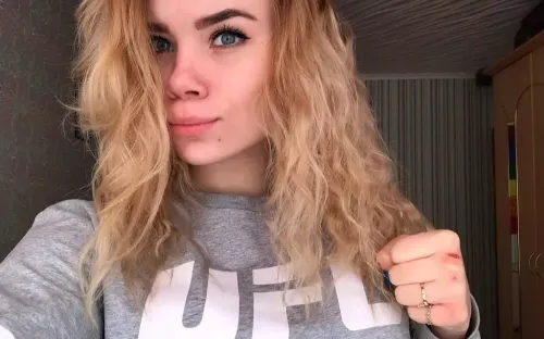 Не могла отвлечься от смартфона. 15-летняя чемпионка России погибла нелепой смертью