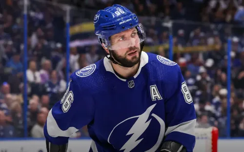 Прогнись под толпу — получишь награду. Россиянина в НХЛ лишили законного титула