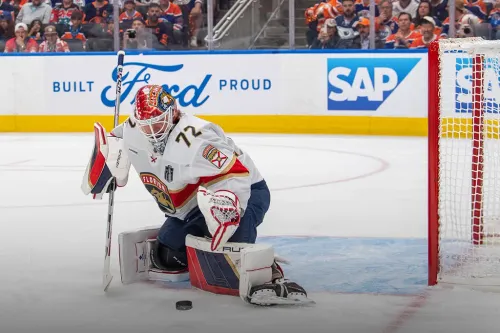 Бобровский больше не выручает. Вратарь потерял уверенность, а виноваты защитники